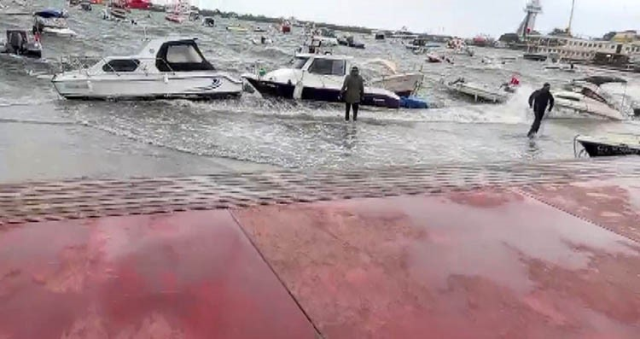 İstanbul'u fırtına vurdu! Dev dalgalar tekneyi oyuncak gibi savurdu İstanbul'u fırtına vurdu! Dev dalgalar tekneyi oyuncak gibi savurdu