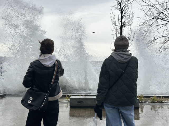 İstanbul'u fırtına vurdu! Dev dalgalar tekneyi oyuncak gibi savurdu İstanbul'u fırtına vurdu! Dev dalgalar tekneyi oyuncak gibi savurdu