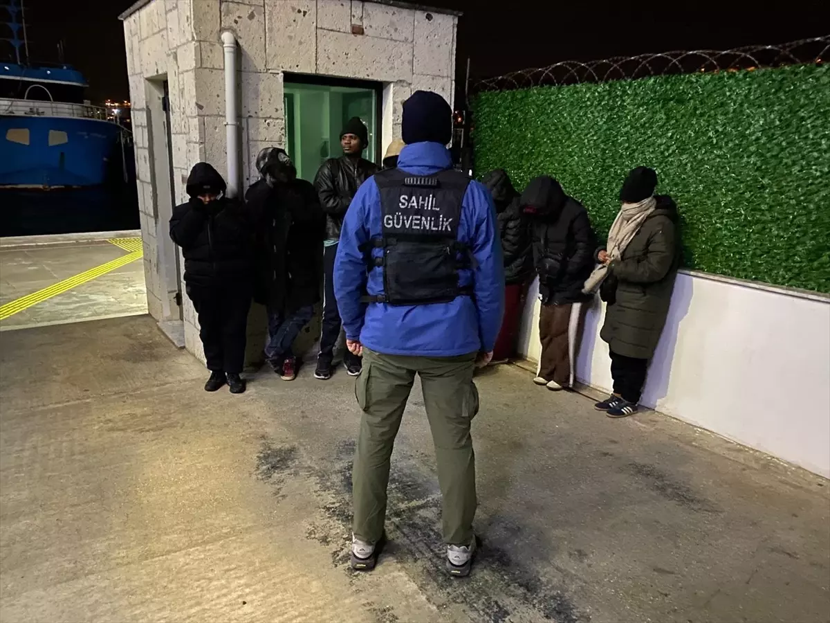 Foça\'da 10 Düzensiz Göçmen ve 3 Kaçakçı Yakalandı