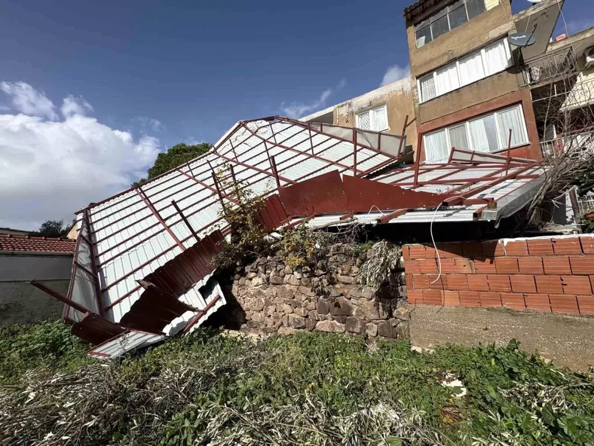 İzmir\'de 4 katlı binanın çatısı uçtu