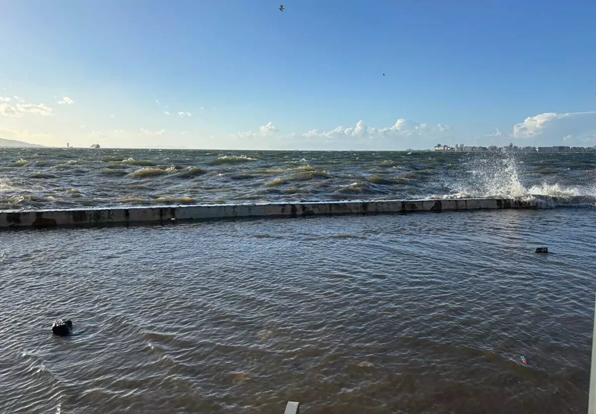 İzmir\'de Deniz Taştı