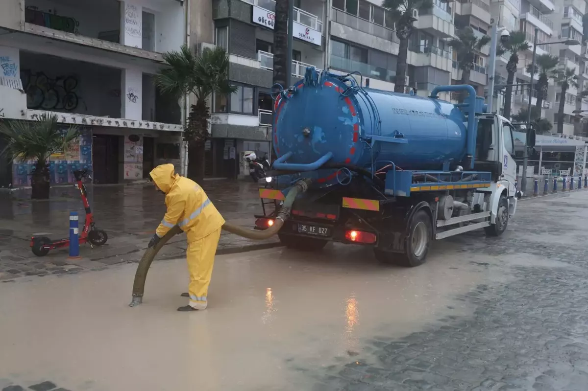 İzmir\'de Ağaç Devrildi, 3 Araç Zarar Gördü