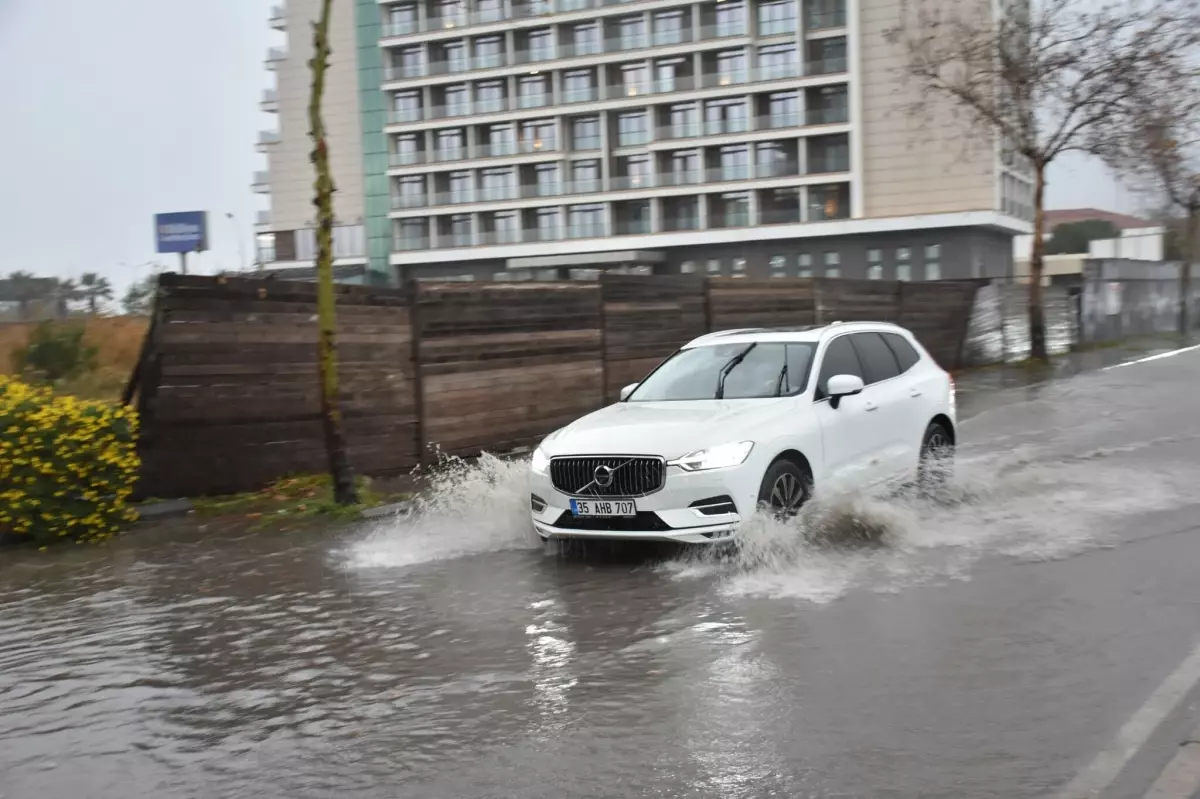 İzmir\'de Sağanak Yağış Trafiği Olumsuz Etkiledi