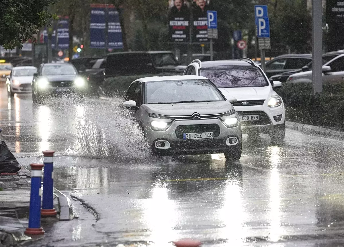 İzmir\'de Yağmur ve Fırtına