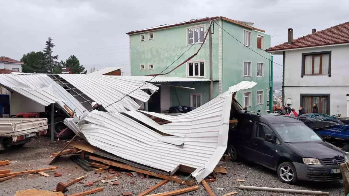 İznik\'te Fırtına Çatı Uçurdu