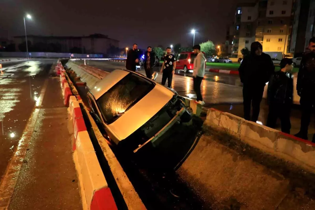 Antalya\'da kaza, sürücü yara almadı