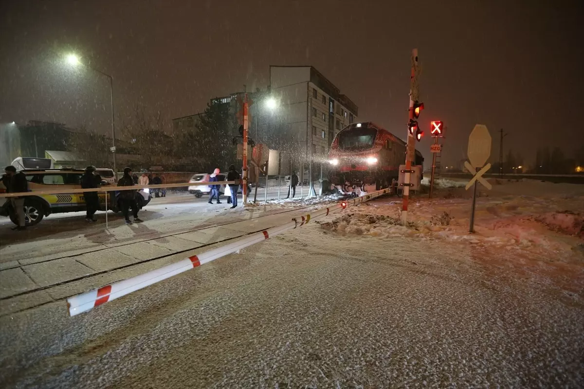 Lokomotifin Çarptığı Genç Ağır Yaralandı