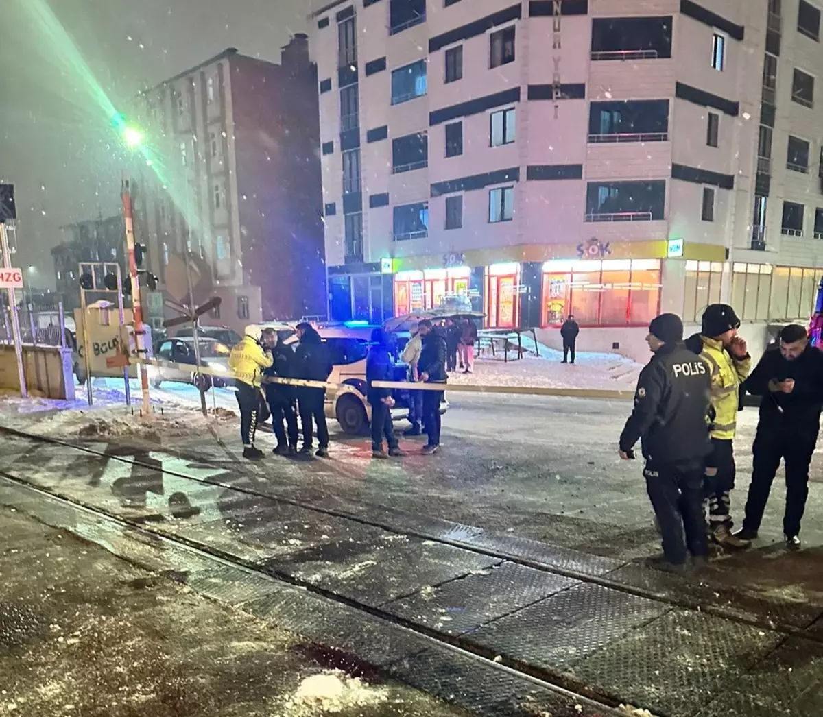 Tren Çarpması: Genç Ağır Yaralı