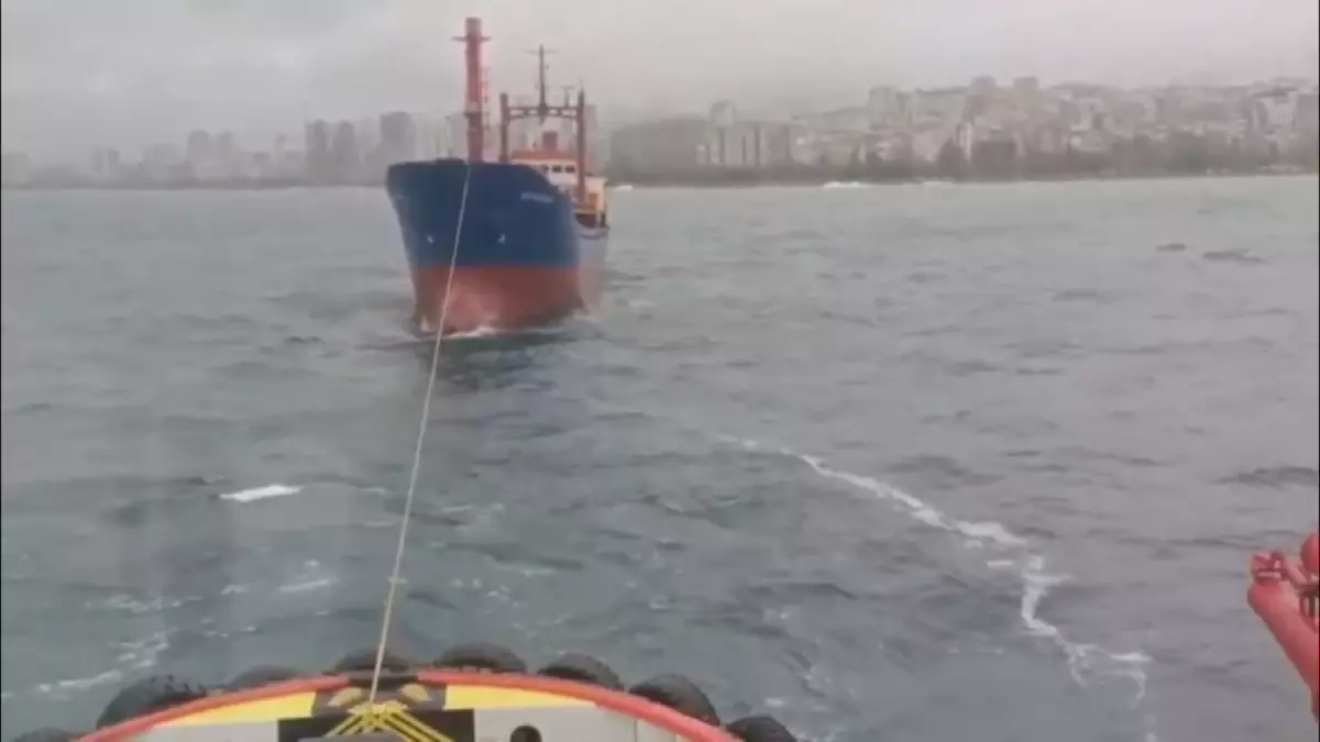 Kargo Gemisi Makine Arızasıyla Sürüklenmeye Başladı