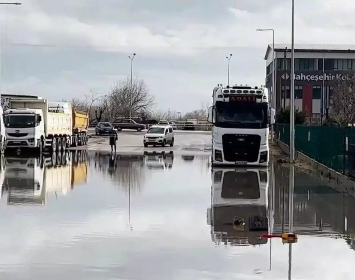 Kırklareli\'nde şiddetli yağış hayatı felç etti: Başkan Bulut sular içinde şiir okudu