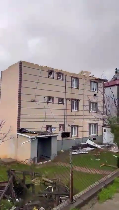 Kocaeli'de fırtına nedeniyle çatısı uçan evin son hali görüntülendi Kocaeli'de fırtına nedeniyle çatısı uçan evin son hali görüntülendi