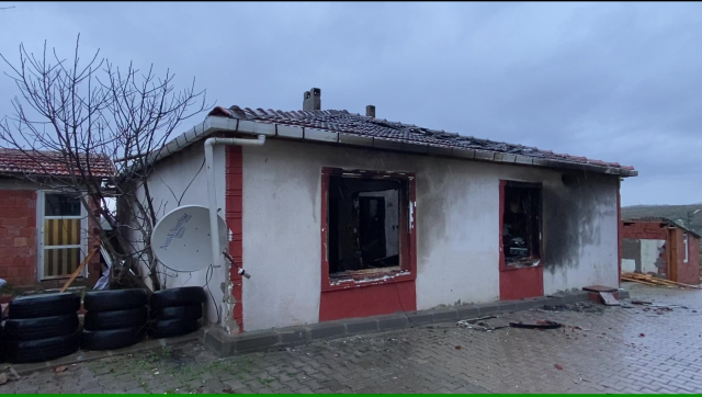 Kocaeli'de fırtına nedeniyle çatısı uçan evin son hali görüntülendi Kocaeli'de fırtına nedeniyle çatısı uçan evin son hali görüntülendi