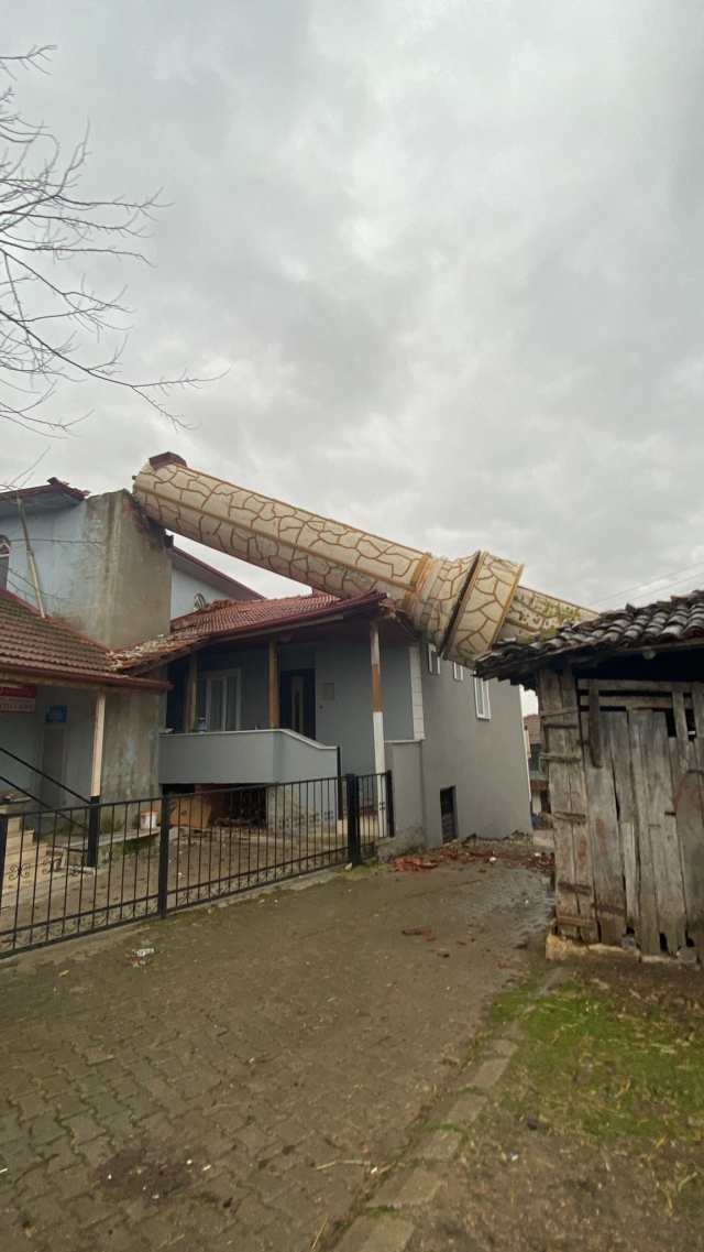 Kocaeli'de fırtına nedeniyle çatısı uçan evin son hali görüntülendi Kocaeli'de fırtına nedeniyle çatısı uçan evin son hali görüntülendi