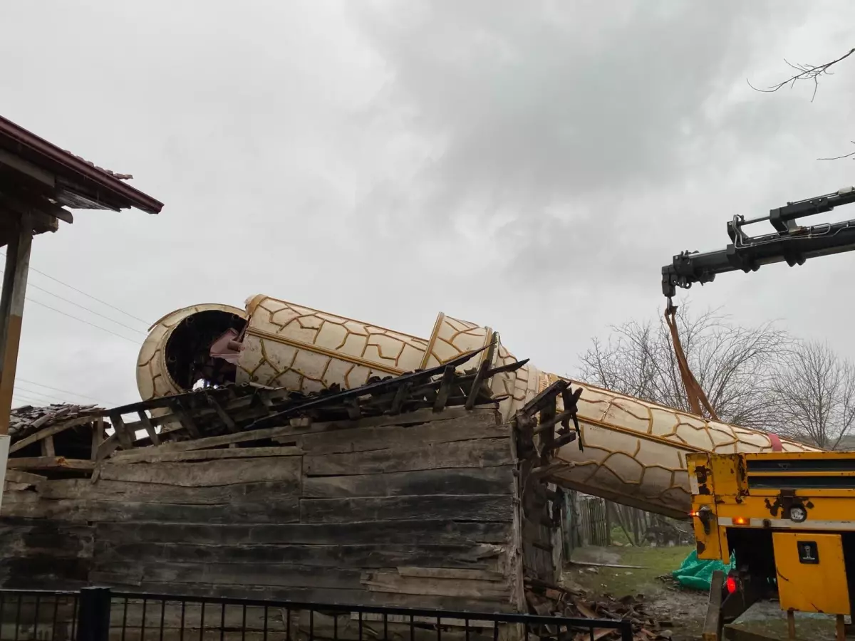 Fırtına Kocaeli\'de Hasara Neden Oldu