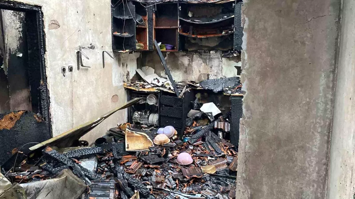 Kocaeli\'yi fırtına vurdu: Evlerin çatıları uçtu, vatandaş tenteyle birlikte savruldu