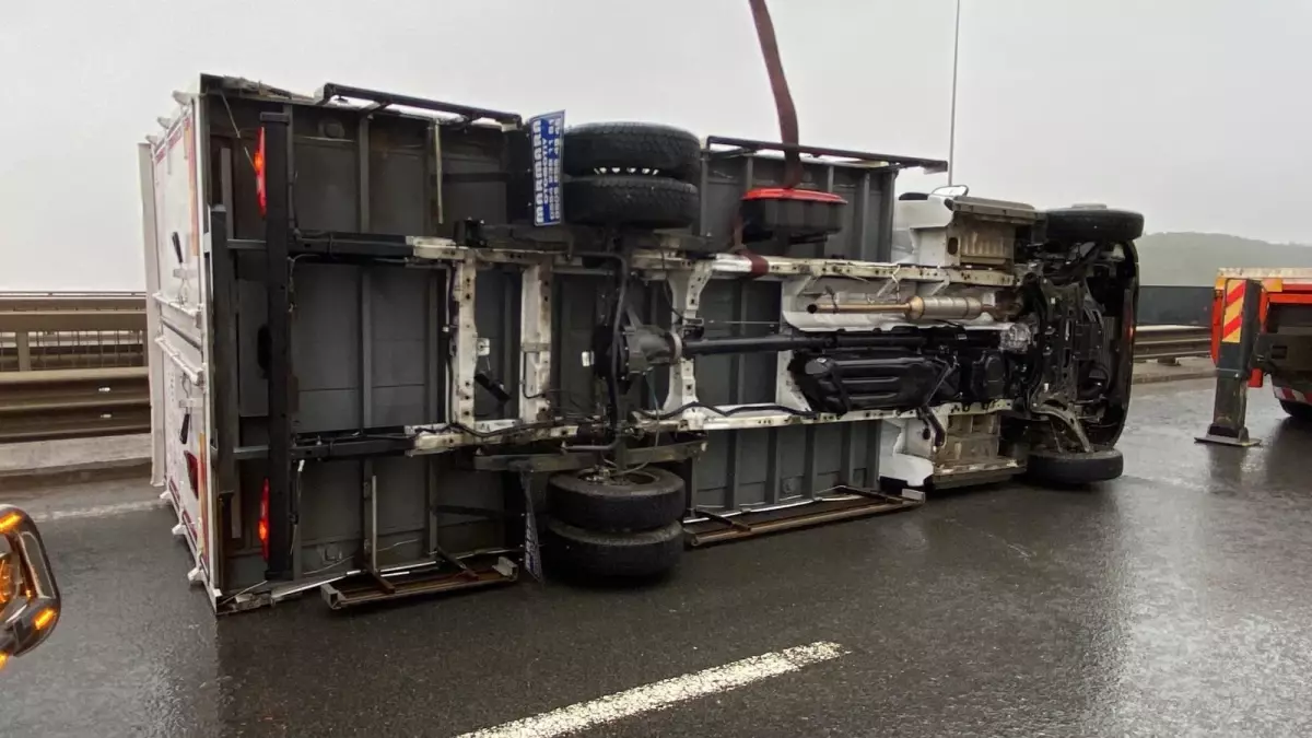 Rüzgarın şiddetine tonlarca ağırlıktaki araçlar bile dayanamadı: TIR\'lar otoyolda devrildi