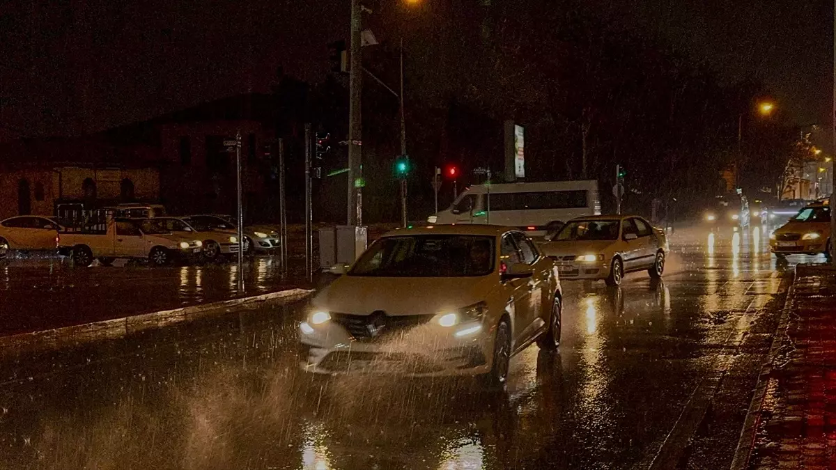Konya\'da Sağanak Yağış Hayatı Olumsuz Etkiledi