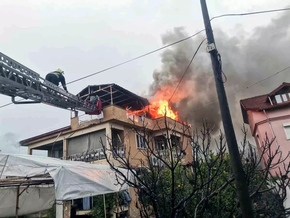 Köyceğiz\'de çatıda balyan yangında ev tamamen yandı