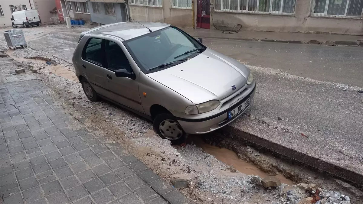 Kütahya\'da Sağanak Sel, Araçlar Kurtarıldı