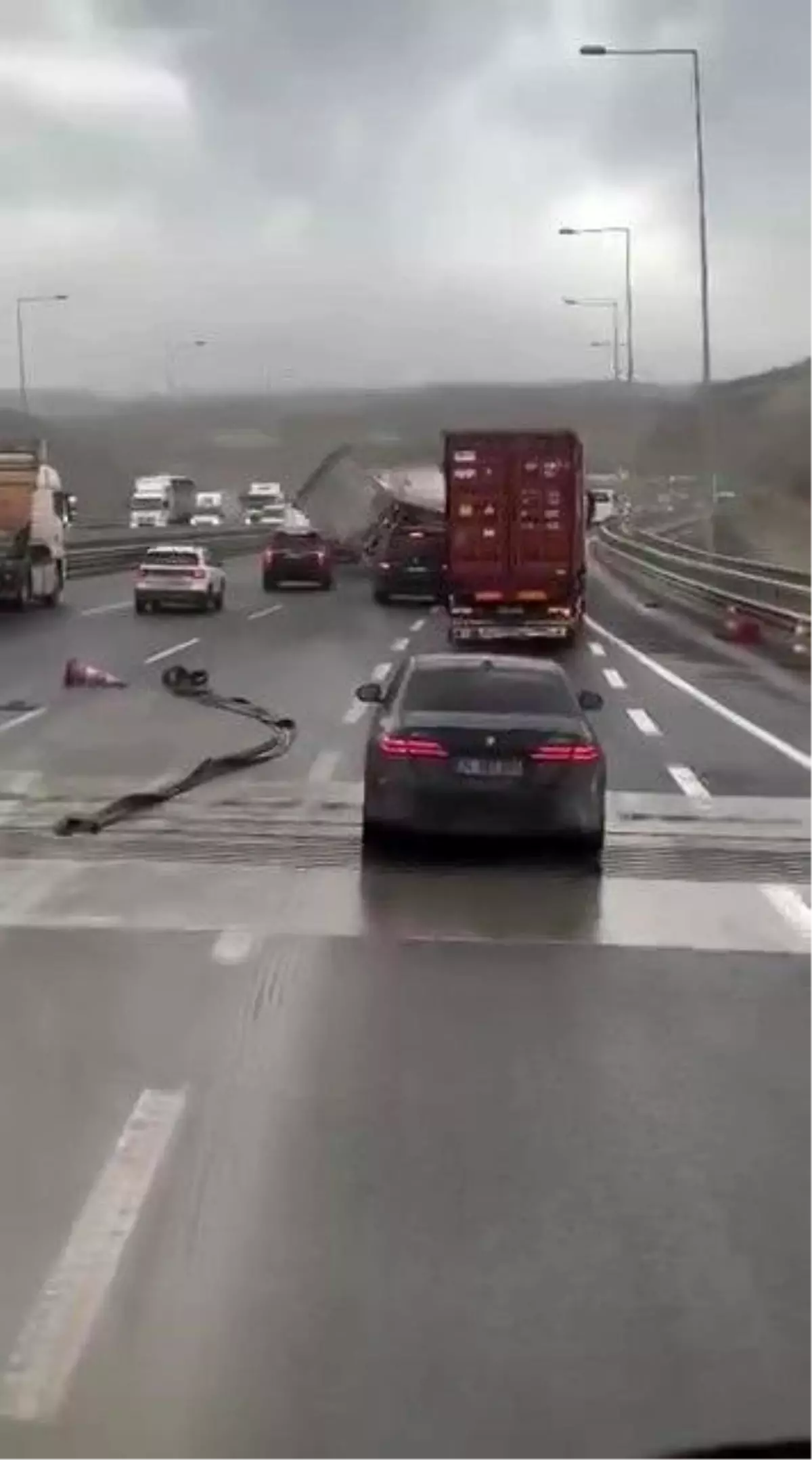 Fırtına Tırı Devriltince