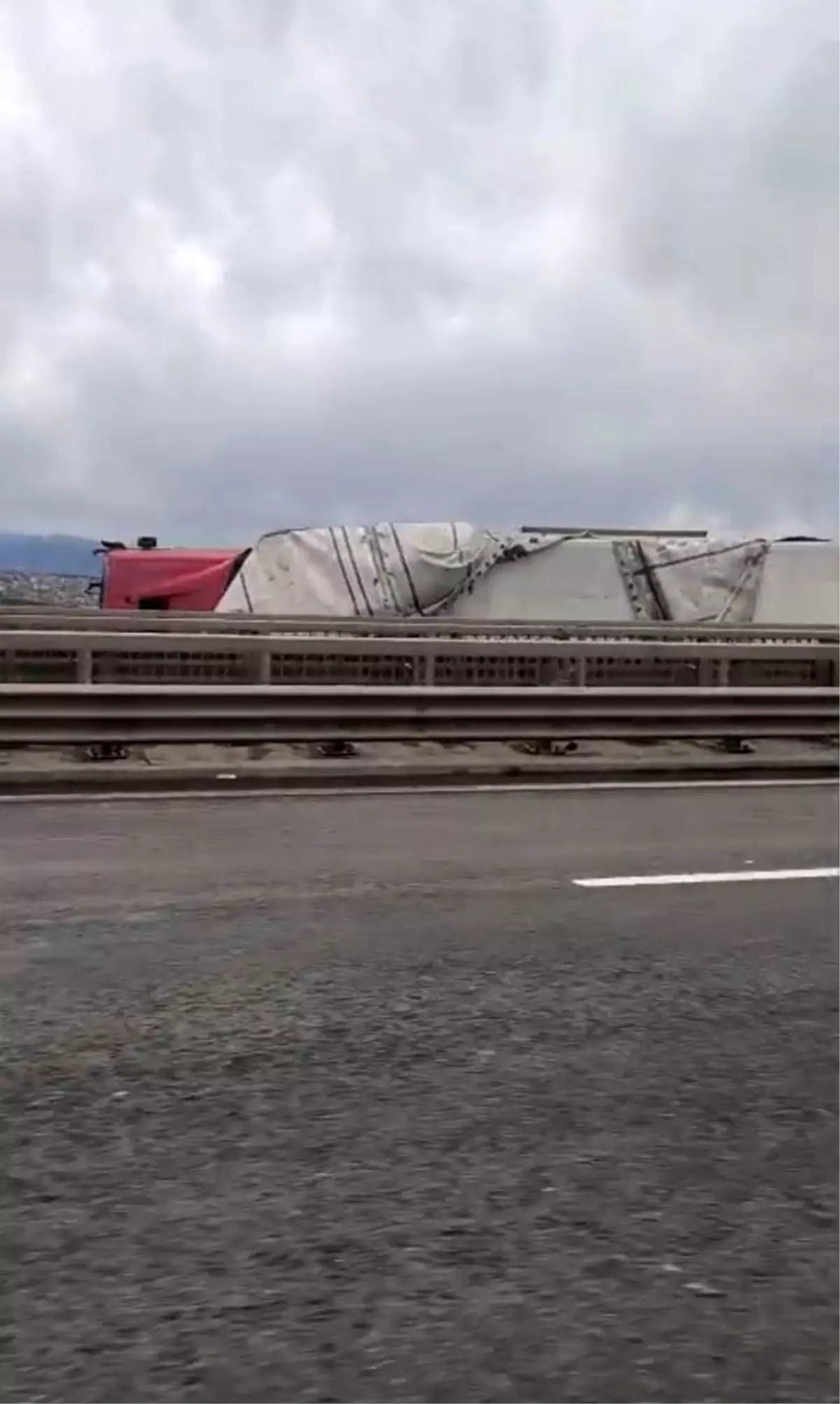 Kocaeli\'de fırtına nedeniyle 2 tır devrildi