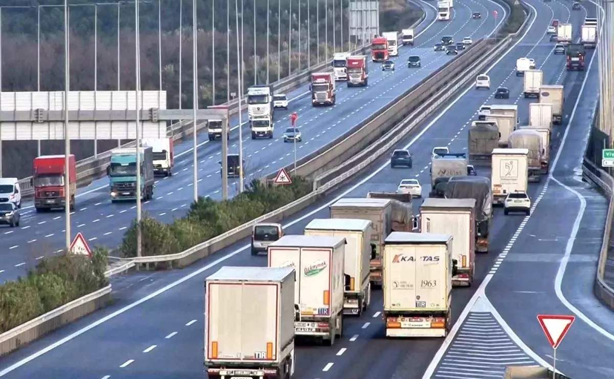 İstanbul\'da Kuvvetli Rüzgar, Tır Sürücülerini Zorluyor