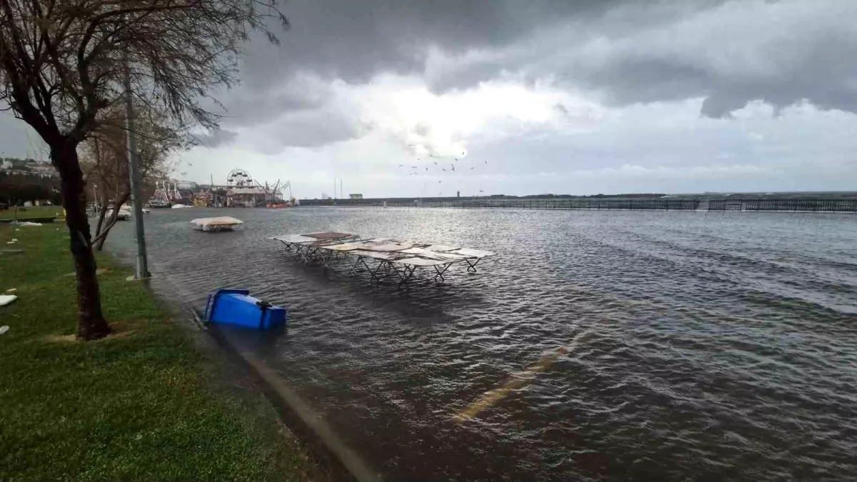 Tekirdağ\'da Lodos Sebebiyle Sahil Sular Altında