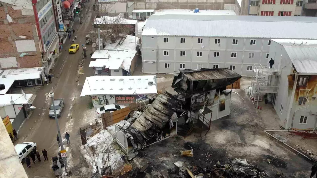 Malatya\'da şantiyede çıkan yangının hasarı gündüz görüntülendi