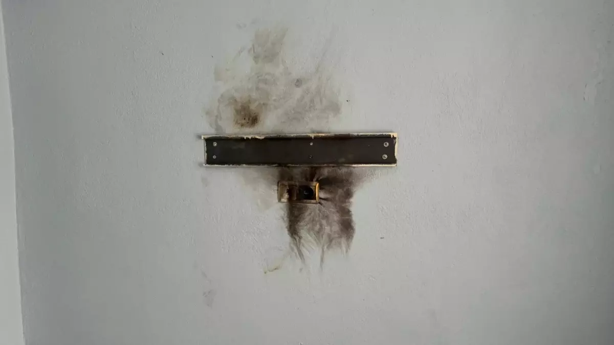 Turgutlu\'da Yıldırım Düşmesi: 3 Ev Zarar Gördü