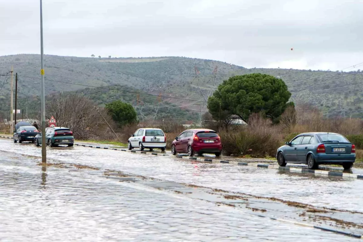 Manisa\'da cadde ve sokaklar göle döndü, birçok noktayı su bastı