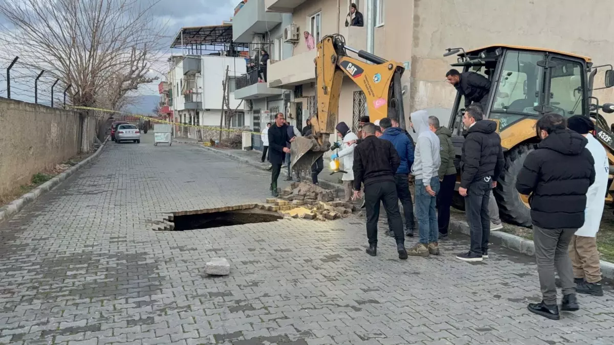 Manisa\'da çöken yolda insan kafatası ve kemikler bulundu