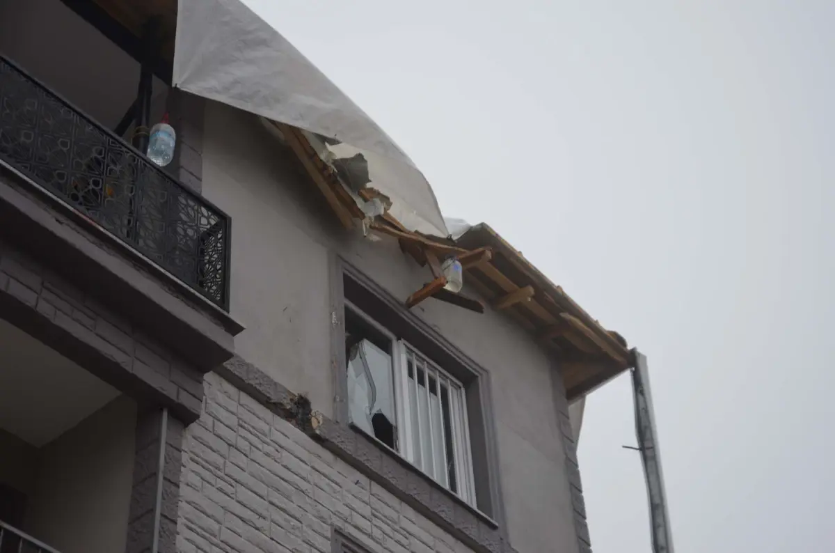 Demirci\'de Cami Minaresinin Külahı Uçtu