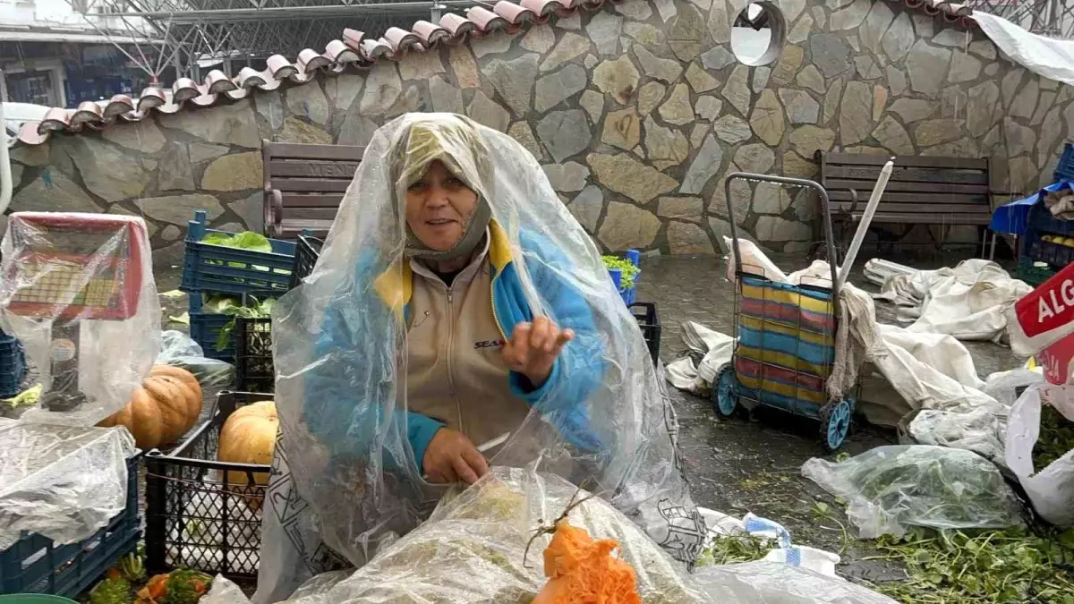 Menteşe\'de Sağanak ve Fırtına Perşembe Pazarını Vurdu