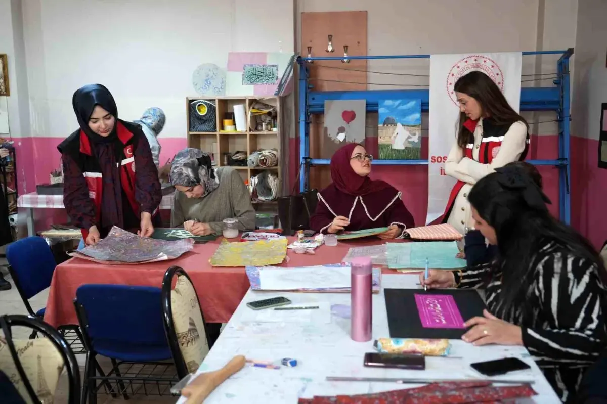 Muş\'ta şehit yakınları ve gazilere yönelik ebru kursu yoğun ilgi gördü