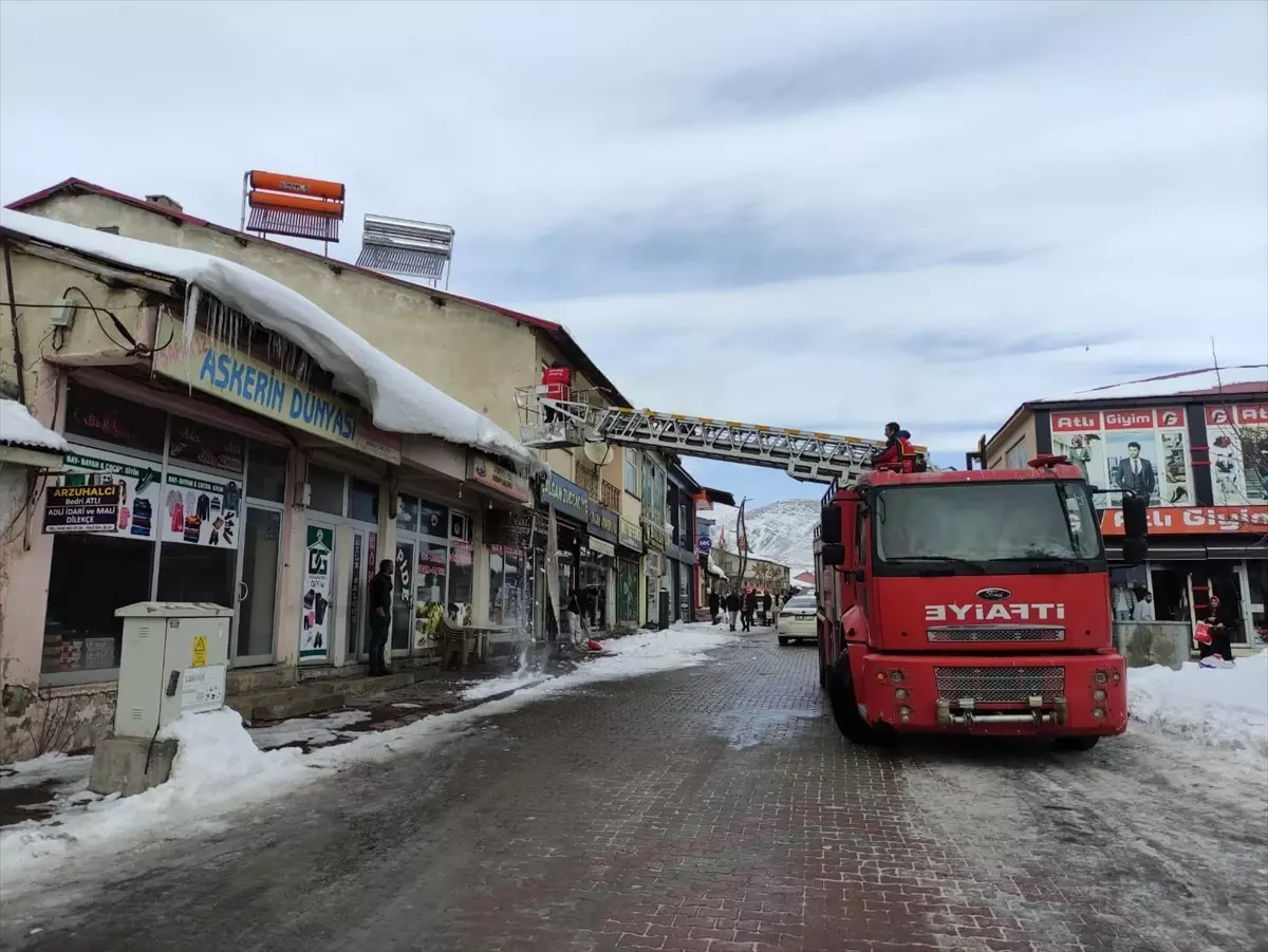 Karlıova\'da Buz Sarkıtı Temizliği