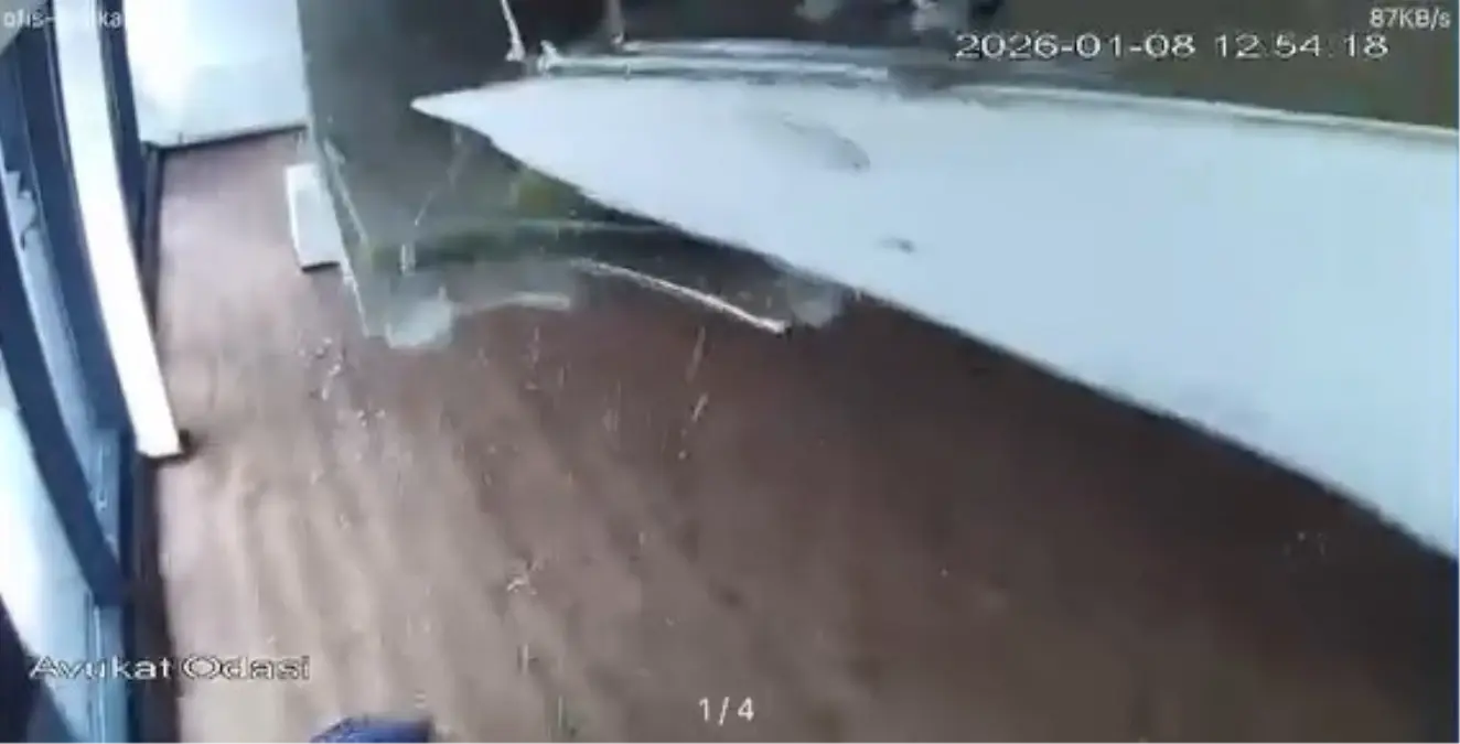 Lodos tavanı düşürdü, iki kişi son anda hayatta kaldı