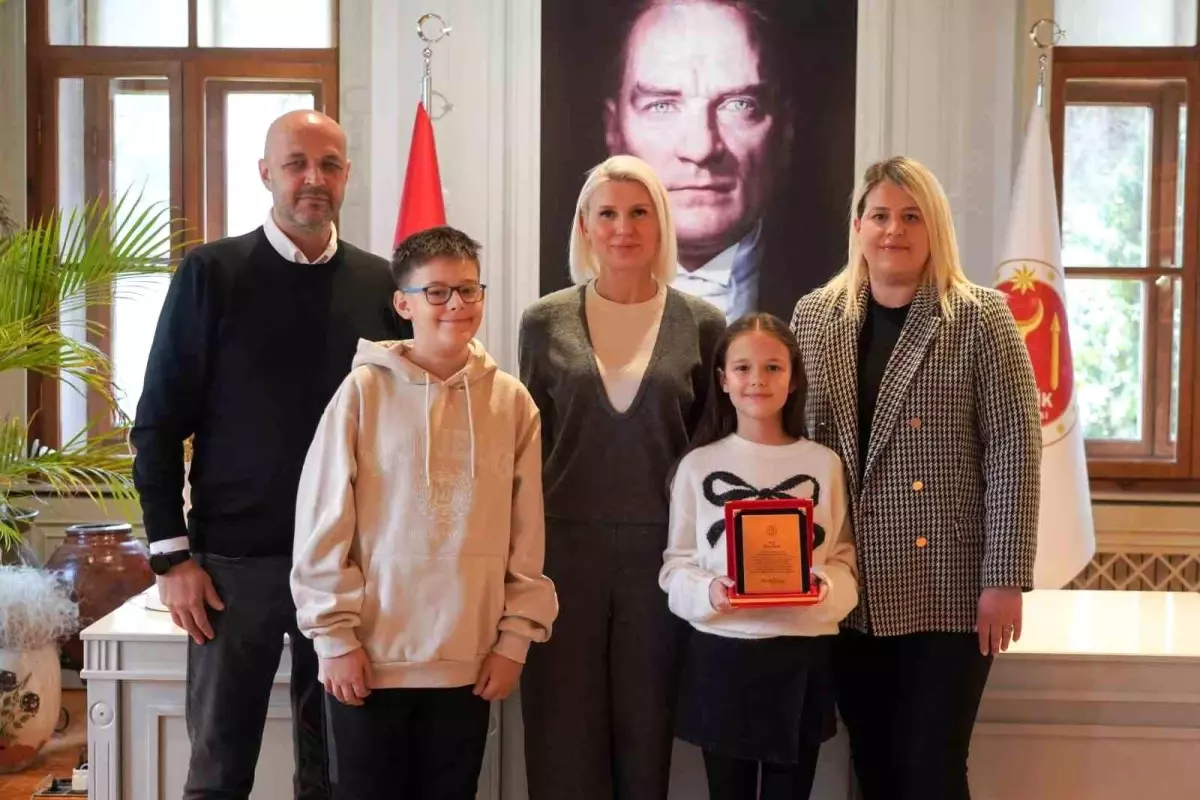 Piyano Festivali ve Yarışması\'nda dereceye giren genç piyanist ödüllendirildi