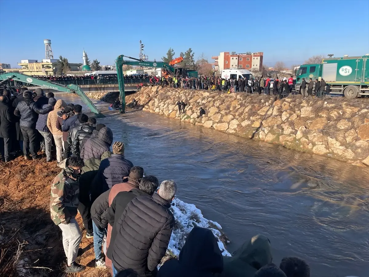 Harran\'da Sulama Kanalına Düşen Araçta Arama Çalışmalarına Ara Verildi