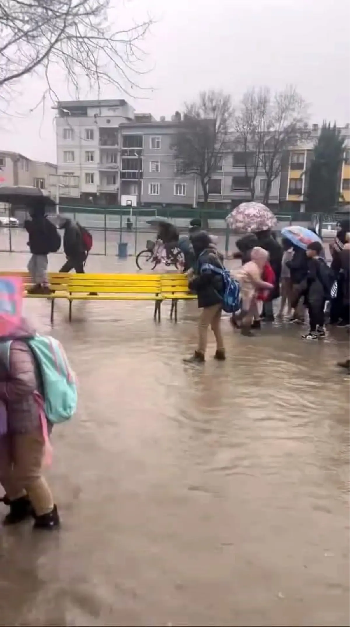 İnegöl\'de Fırtına Okulu Su Bastı