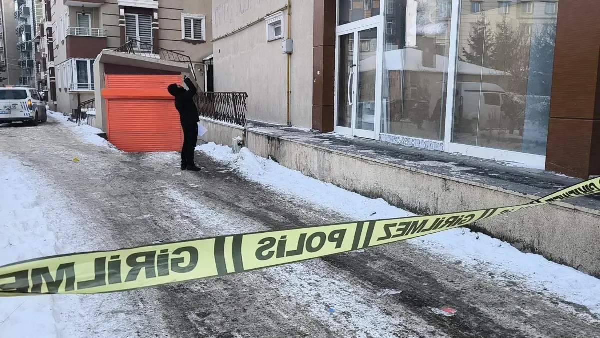 Servis beklerken başına buz sarkıtı düşen öğrenci ağır yaralandı