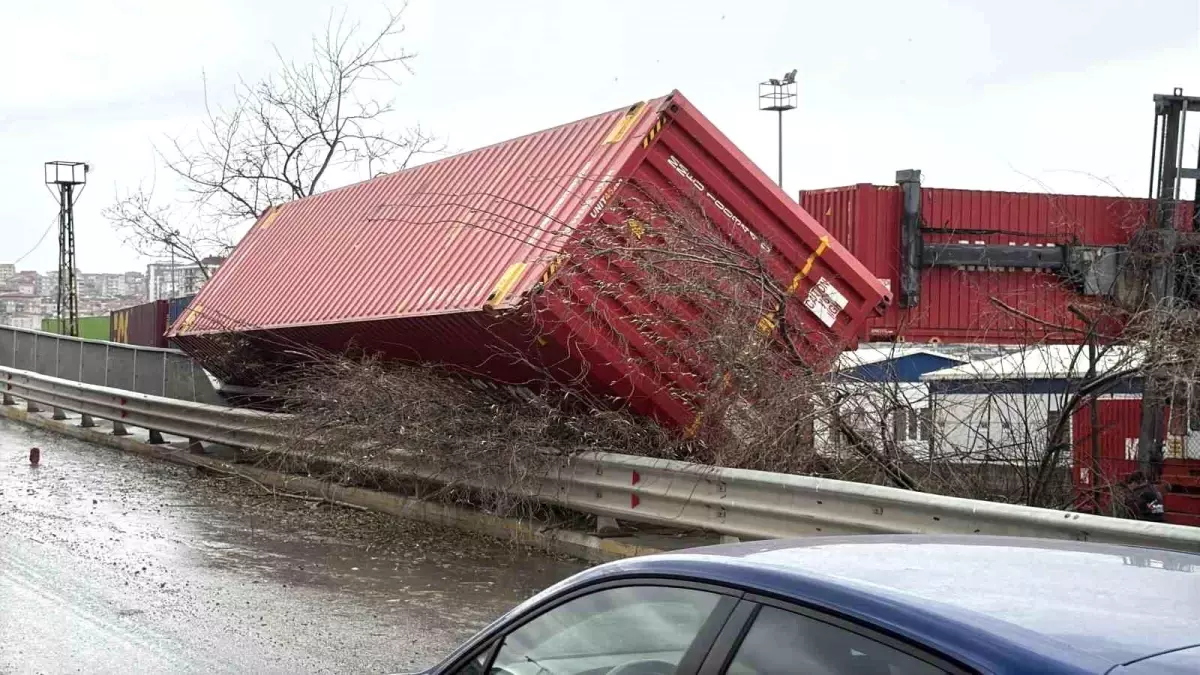 Küçükçekmece\'de Şiddetli Rüzgar Konteynırları Devirdi