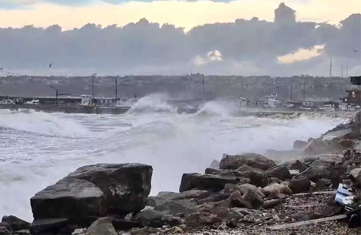 Silivri\'de Şiddetli Lodos Dalgaları Artırdı