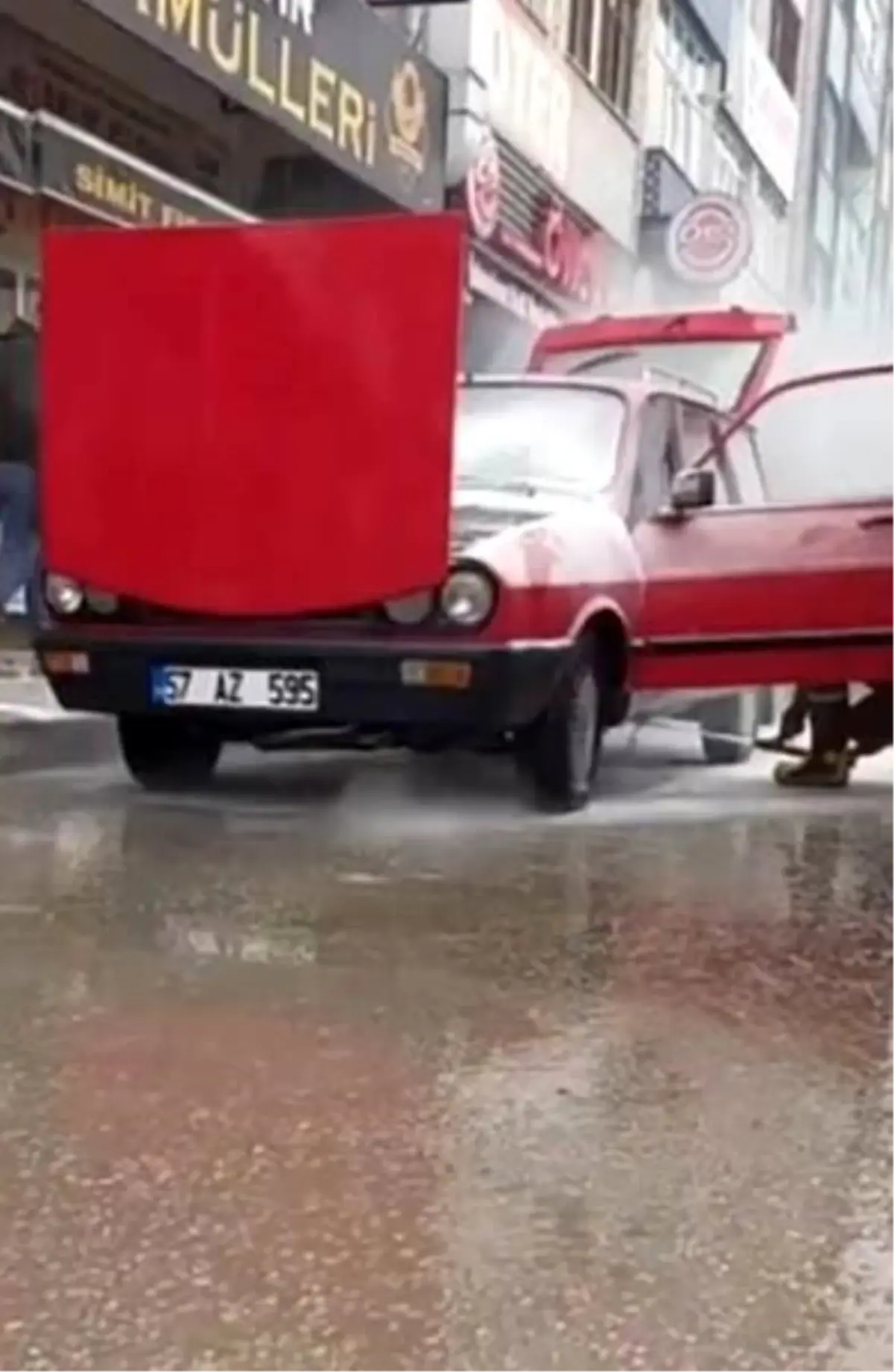 Boyabat\'ta Otomobil Yangınına Esnaf Müdahalesi