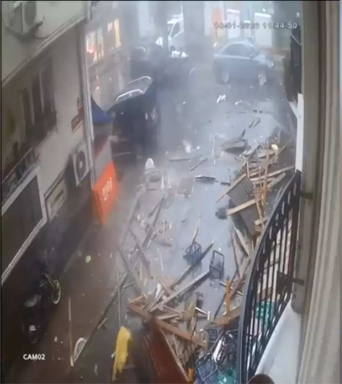 İstanbul\'da Fırtına Çatılar Uçurdu