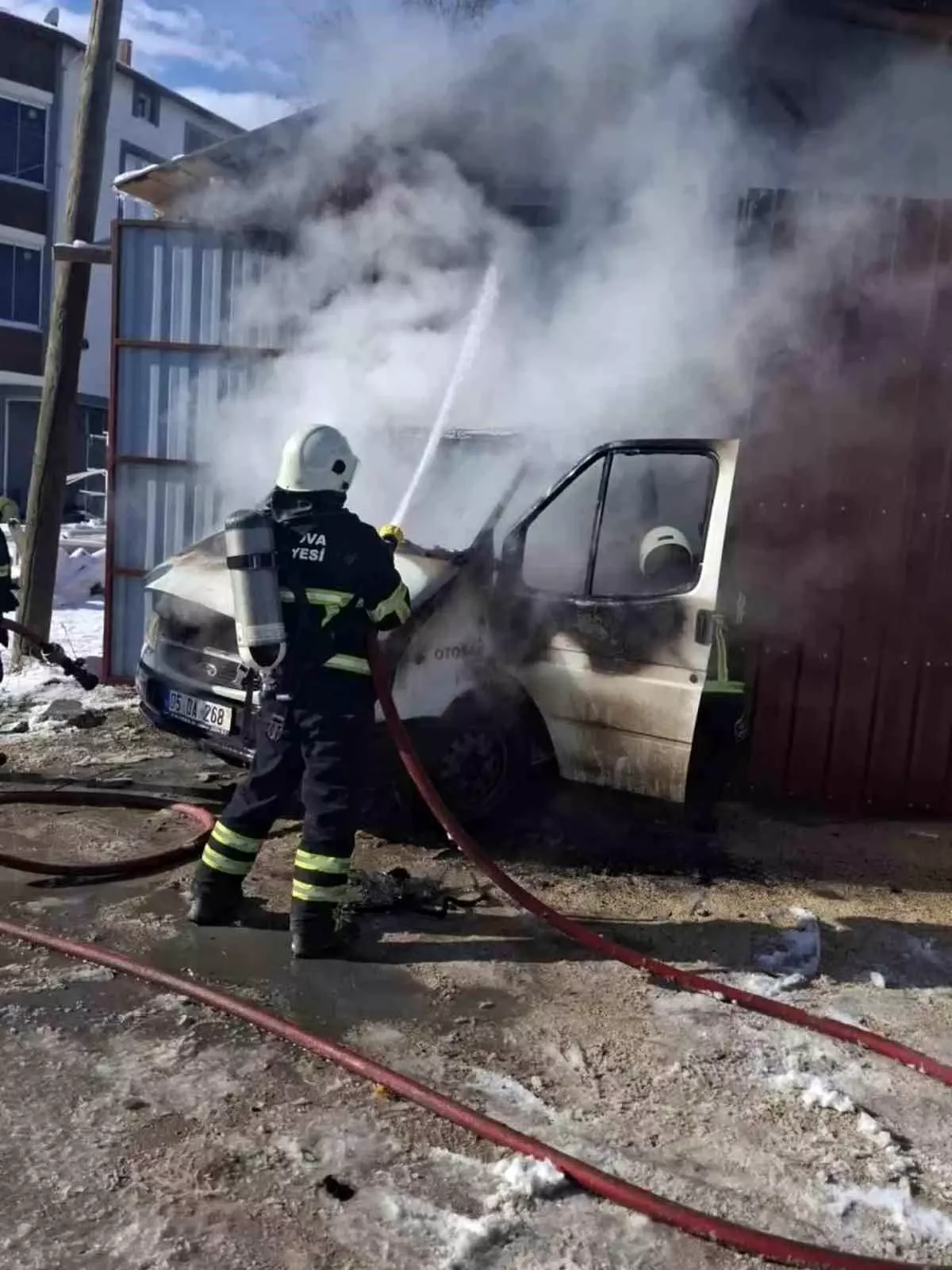 Suluova\'da Park Halindeki Kamyonet Yandı