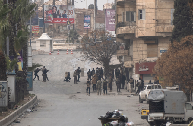 Suriye ordusu, Halep'te PKK/YPG işgalindeki bölgeye girmeye başladı