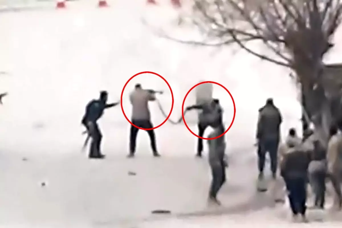 Suriye ordusu ile YPG\'li teröristlerin çatışma anına damga vuran görüntü