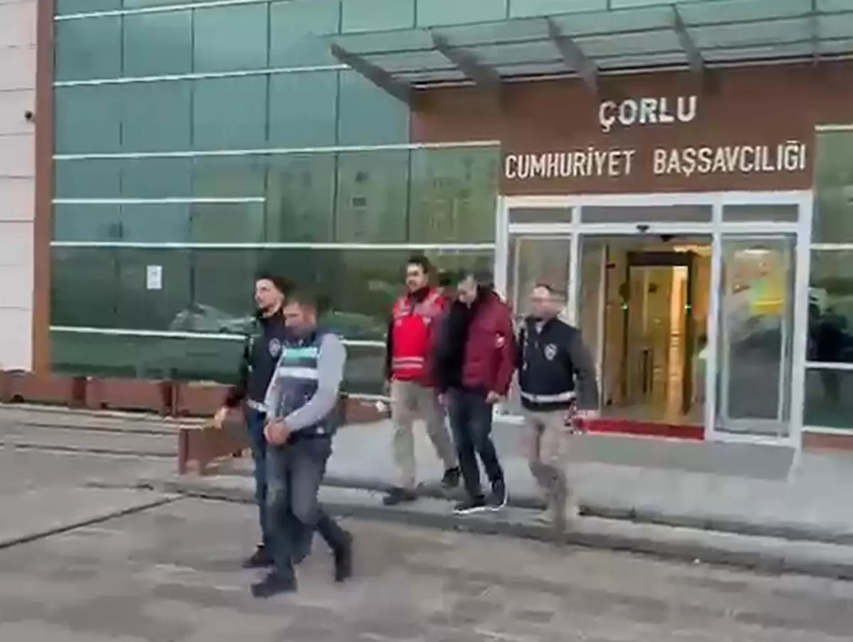 77 Yaşındaki Kadını Dolandırdılar