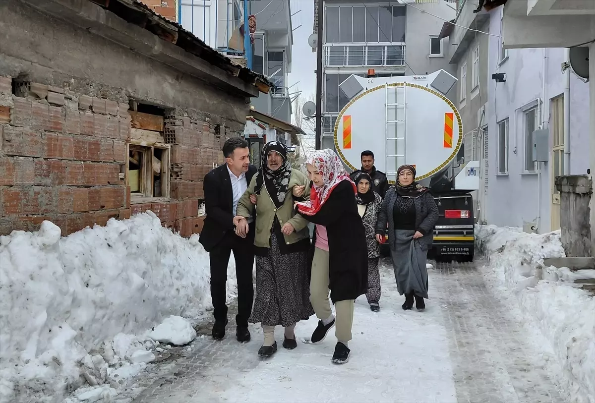 Başçiftlik\'te Yangın: 96 Yaşındaki Kadın Dumandan Etkilendi