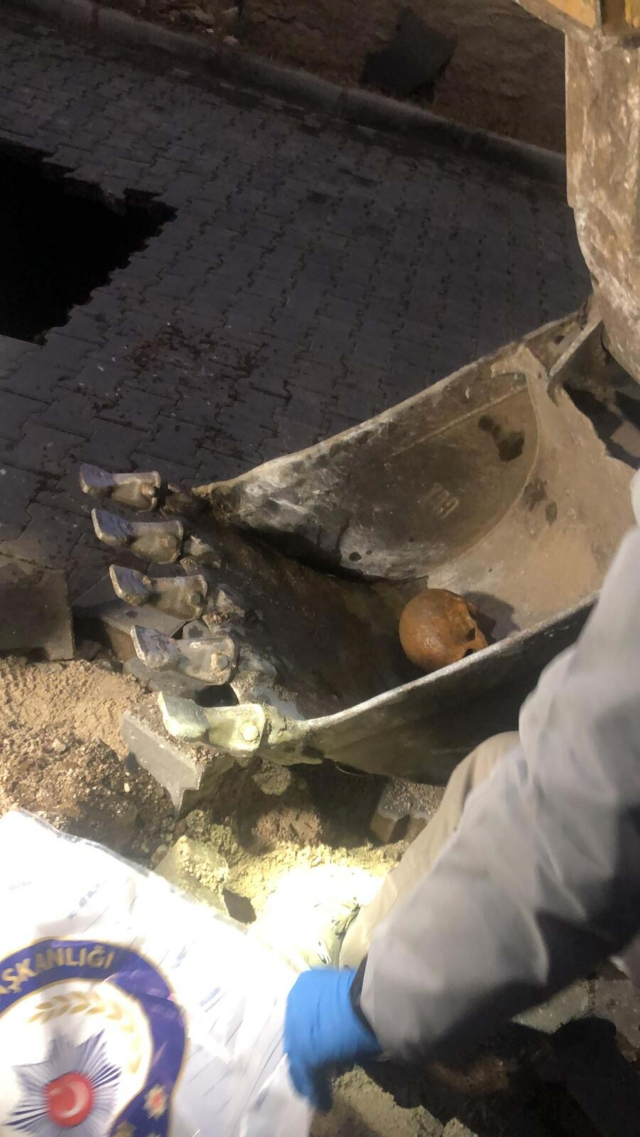 Turgutlu'da Yağış Sonrası Yolda İnsan Kafatası ve Kemikler Bulundu